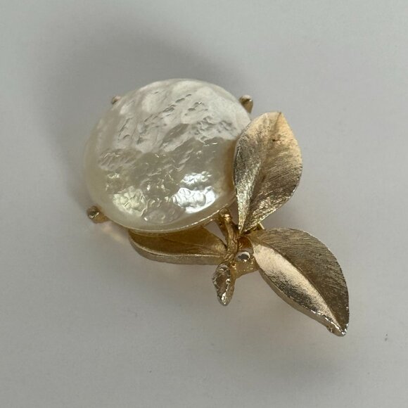 Sarah Coventry Faux Pearl Brooch Pin Baroque Vintage Gold-Tone White Flower Leaf - Picture 3 of 14